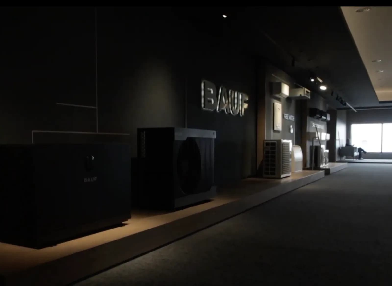 Pompe de căldură și aparate de aer condiționat expuse în showroomul BAUF din Lisabona